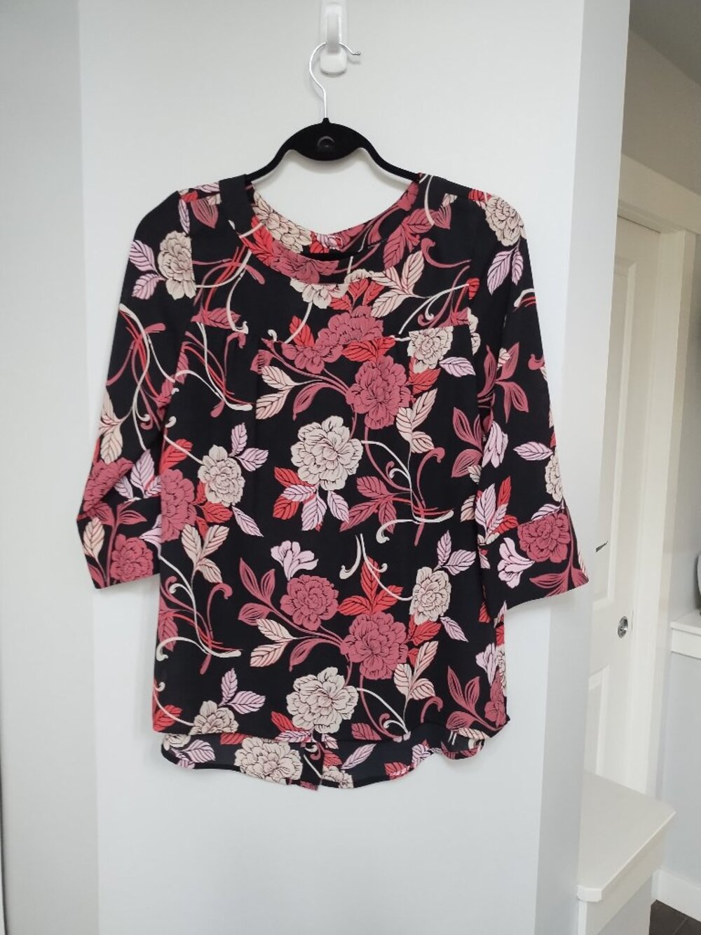 3/4 sleeve sheer Banana Republic tunic with buttons down the back